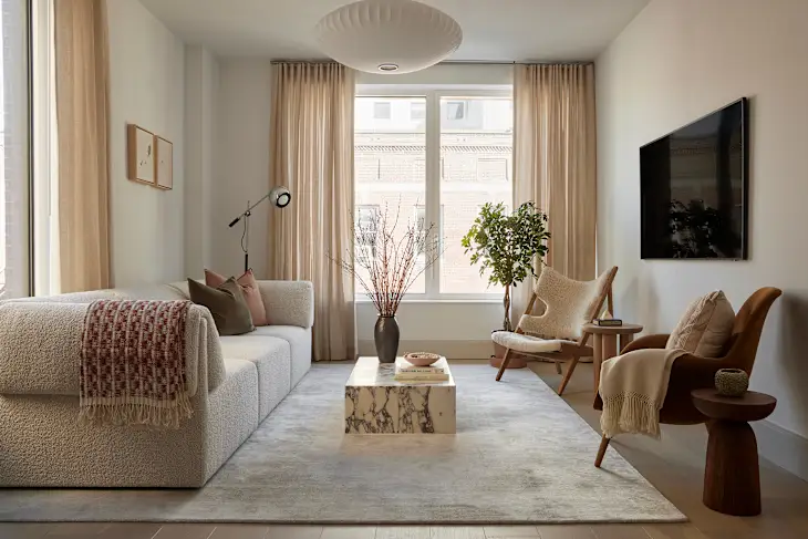 Salon aux tons chauds, table basse marbre